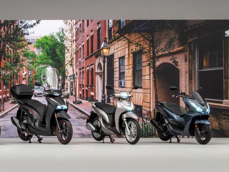 Da esq. para a dir.: Honda SH 350i, Honda SH Mode 125 e Honda PCX 125 Da esq. para a dir.: Honda SH 350i, Honda SH Mode 125 e Honda PCX 125